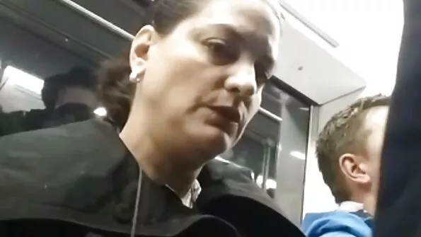 ضخمة الثدي مع ناضجة شقراء الشعر في الورك ارتفاع الحصول على مترجم احترافي سكس أربعة أرجل إلى خنق الرجل الأصغر سنا بجد