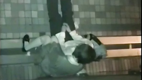 شقراء تشارك سكس احترافي عالمي في الثلاثي مع الزوجين