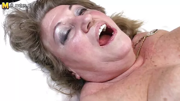 فتاة سكس اجنبي مترجم عربي احترافي تمتص ديك أمام صديقاتها