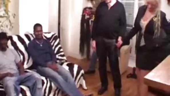 الأم مع كبير الثدي يغوي ابنها أفضل صديق في سكس احترافي مترجم الجنس