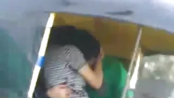 الساخنة سكس احترافي عالمي وجميلة الفتاة اليابانية بخاخ رجلين العود